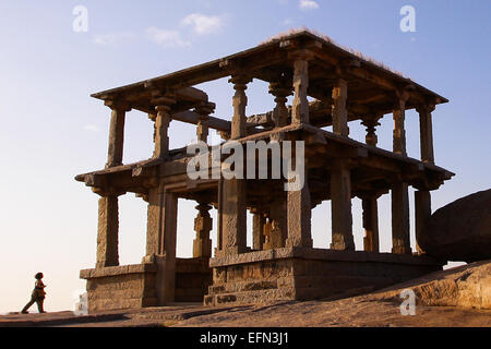 (150208)--KARNATAKA, 8. Februar 2015 (Xinhua)--als Tourist besucht Baustelle des Hampi im Bellary District of India Bundesstaat Karnataka, 6. Februar 2015. Spitznamen wie "Hampi: The Lost World", die strenge, grandiose Website von Hampi war die letzte Hauptstadt des letzten großen hinduistischen Königreich von Vijayanagar. Seine sagenhaft reichen Fürsten gebaut dravidischen Tempel und Paläste, die die Bewunderung der Reisenden zwischen dem 14. und 16. Jahrhundert. Von der Deccan muslimischen Konföderation im Jahre 1565 erobert, wurde die Stadt über einen Zeitraum von sechs Monaten vor dem Verlassenwerden geplündert. Die Gruppen der Monumente in Hampi war enlis Stockfoto