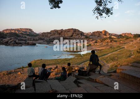 (150208)--KARNATAKA, 8. Februar 2015 (Xinhua)--Touristen besuchen Sie die Website von Hampi im Bellary District of India Bundesstaat Karnataka, 6. Februar 2015. Spitznamen wie "Hampi: The Lost World", die strenge, grandiose Website von Hampi war die letzte Hauptstadt des letzten großen hinduistischen Königreich von Vijayanagar. Seine sagenhaft reichen Fürsten gebaut dravidischen Tempel und Paläste, die die Bewunderung der Reisenden zwischen dem 14. und 16. Jahrhundert. Von der Deccan muslimischen Konföderation im Jahre 1565 erobert, wurde die Stadt über einen Zeitraum von sechs Monaten vor dem Verlassenwerden geplündert. Die Gruppen der Monumente in Hampi war enliste Stockfoto