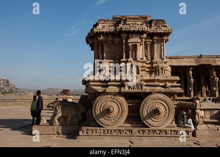 (150208)--KARNATAKA, 8. Februar 2015 (Xinhua)--Touristen besuchen den Stein Wagen in Vittala Tempel von Hampi im Bellary District of India Bundesstaat Karnataka, 7. Februar 2015. Spitznamen wie "Hampi: The Lost World", die strenge, grandiose Website von Hampi war die letzte Hauptstadt des letzten großen hinduistischen Königreich von Vijayanagar. Seine sagenhaft reichen Fürsten gebaut dravidischen Tempel und Paläste, die die Bewunderung der Reisenden zwischen dem 14. und 16. Jahrhundert. Von der Deccan muslimischen Konföderation im Jahre 1565 erobert, wurde die Stadt über einen Zeitraum von sechs Monaten vor dem Verlassenwerden geplündert. Die Gruppen von Mo Stockfoto