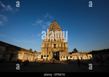 (150208)--KARNATAKA, 8. Februar 2015 (Xinhua)--Touristen und hinduistischen Anhänger der Virupaksha Tempel von Hampi im Bellary District of India Bundesstaat Karnataka, 6. Februar 2015 besuchen. Spitznamen wie "Hampi: The Lost World", die strenge, grandiose Website von Hampi war die letzte Hauptstadt des letzten großen hinduistischen Königreich von Vijayanagar. Seine sagenhaft reichen Fürsten gebaut dravidischen Tempel und Paläste, die die Bewunderung der Reisenden zwischen dem 14. und 16. Jahrhundert. Von der Deccan muslimischen Konföderation im Jahre 1565 erobert, wurde die Stadt über einen Zeitraum von sechs Monaten vor dem Verlassenwerden geplündert. Die Gruppen-o Stockfoto