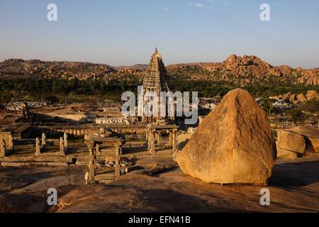 (150208)--KARNATAKA, 8. Februar 2015 (Xinhua)--Virupaksha Tempel von Hampi ist im Bellary District of India Bundesstaat Karnataka, 6. Februar 2015 gesehen. Spitznamen wie "Hampi: The Lost World", die strenge, grandiose Website von Hampi war die letzte Hauptstadt des letzten großen hinduistischen Königreich von Vijayanagar. Seine sagenhaft reichen Fürsten gebaut dravidischen Tempel und Paläste, die die Bewunderung der Reisenden zwischen dem 14. und 16. Jahrhundert. Von der Deccan muslimischen Konföderation im Jahre 1565 erobert, wurde die Stadt über einen Zeitraum von sechs Monaten vor dem Verlassenwerden geplündert. Die Gruppen der Monumente in Hampi war e Stockfoto