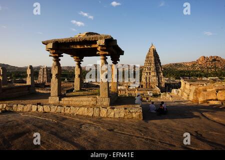 (150208)--KARNATAKA, 8. Februar 2015 (Xinhua)--Touristen besuchen den Virupaksha-Tempel und die umliegenden Gebäude in Hampi im Bellary District of India Bundesstaat Karnataka, 6. Februar 2015. Spitznamen wie "Hampi: The Lost World", die strenge, grandiose Website von Hampi war die letzte Hauptstadt des letzten großen hinduistischen Königreich von Vijayanagar. Seine sagenhaft reichen Fürsten gebaut dravidischen Tempel und Paläste, die die Bewunderung der Reisenden zwischen dem 14. und 16. Jahrhundert. Von der Deccan muslimischen Konföderation im Jahre 1565 erobert, wurde die Stadt über einen Zeitraum von sechs Monaten vor dem Verlassenwerden geplündert. T Stockfoto