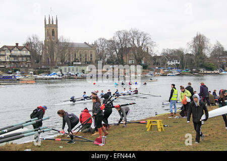 Hampton-Kopf (Junior 4 s und 8 s) Ruder-Event.  Fluß Themse, Hurst Park, East Molesey, Surrey, UK. 7. Februar 2015.  Jährliche Zeitfahren Wettbewerb, hosted by Hampton School Boat Club, für Schule und Junior Teams rasten über eine 3 km lange Strecke flussabwärts von Sunbury Lock beginnend und endend etwa 50metres flussabwärts von Platts Eyot Rudern Rudern. Bildnachweis: Ian Bottle / Alamy Live News Stockfoto