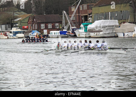 Claires Gericht-Schule (nächste) und Kings School Canterbury (blau) J18A.8+ 1. VIIIs. Hampton-Kopf (Junior 4 s und 8 s) Ruder-Event.  Fluß Themse, Hurst Park, East Molesey, Surrey, UK. 7. Februar 2015.  Jährliche Zeitfahren Wettbewerb, hosted by Hampton School Boat Club, für Schule und Junior Teams rasten über eine 3 km lange Strecke flussabwärts von Sunbury Lock beginnend und endend etwa 50metres flussabwärts von Platts Eyot Rudern Rudern. Bildnachweis: Ian Bottle / Alamy Live News Stockfoto