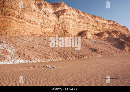 Wellige Sand und Sandstein-Berge im Tal des Mondes, Atacama-Wüste, San Pedro, Chile, Südamerika Stockfoto