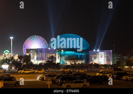 Global Village nachts beleuchtet. 16. Dezember 2014 in Dubai, Vereinigte Arabische Emirate Stockfoto