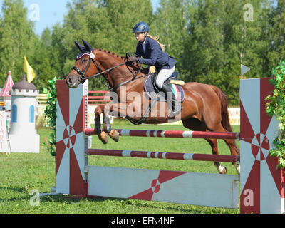 Mädchen im Pferdesport Reiten springen Hindernis Cource uniform Stockfoto