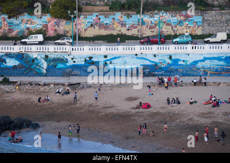 Menschen vor Ort am kleinen Strand bei Sonnenuntergang in Valparaiso, Chile, Südamerika Stockfoto