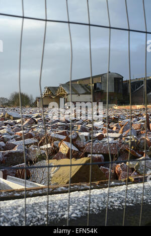 Schutthaufen auf Brachflächen und das Betriebsgebäude Winter schneebedeckt in der Nähe von Selby Yorkshire Vereinigtes Königreich Stockfoto