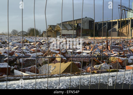 Schutthaufen auf Brachflächen und das Betriebsgebäude Winter schneebedeckt in der Nähe von Selby Yorkshire Vereinigtes Königreich Stockfoto