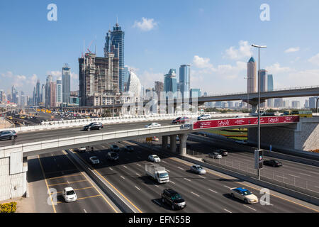 Verkehr auf der Sheikh Zayed Road in Dubai Stadt Stockfoto