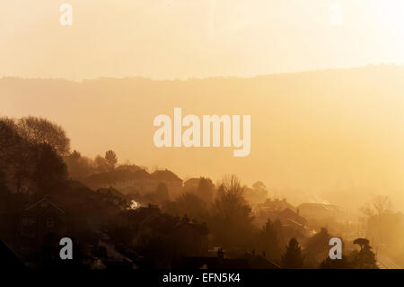 Furnished, Bath, Somerset, UK. 8. Februar 2015. UK Weather.Sunshine verbrennt frühen Morgennebel am Anfang von einem frostigen kalten Tag. Bildnachweis: Richard Wayman/Alamy Live-Nachrichten Stockfoto