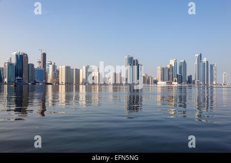 Sharjah City Skyline reflektiert in den Bach. Sharjah, Vereinigte Arabische Emirate Stockfoto