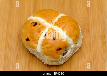 Ostern Hot Cross Bun auf einem hölzernen Hintergrund Stockfoto