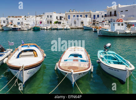 Kleine Boote entlang der Waterfront Naoussa Stadt, Insel Paros, Kykladen, Griechenland Stockfoto