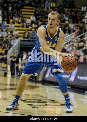 Berkeley CA. 7. Februar 2015. UCLA G # 20 Bryce Alford suchen einen offenen Mitspieler während der NCAA Männer Basketball-Spiel zwischen den UCLA Bruins und California Golden Bears 62-64 verloren bei der Hass-Pavillon Berkeley Kalifornien Credit: Csm/Alamy Live-Nachrichten Stockfoto