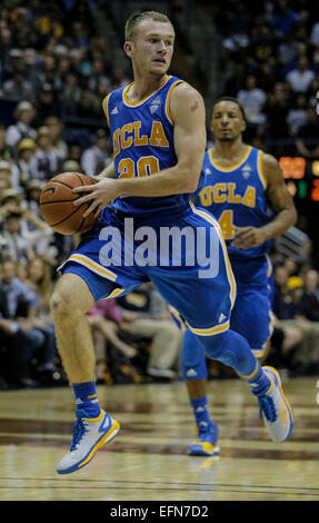 Berkeley CA. 7. Februar 2015. UCLA G # 20 Bryce Alford führen Sie eine schnelle Pause während der NCAA Männer Basketball-Spiel zwischen den UCLA Bruins und California Golden Bears 62-64 verloren bei der Hass-Pavillon Berkeley Kalifornien Credit: Csm/Alamy Live-Nachrichten Stockfoto