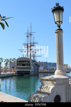 Nuestra Señora De La Santísima Trinidad, eine Replik einer alten spanischen Galeone am Hafen Alicante Spanien Stockfoto