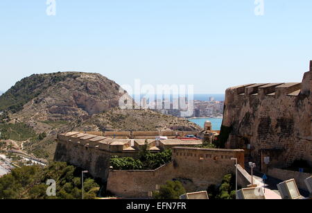 Mittelalterliche Festung Santa Bárbara Burg auf dem Berg Benacantil in Alicante, Valencia, Spanien. Stockfoto