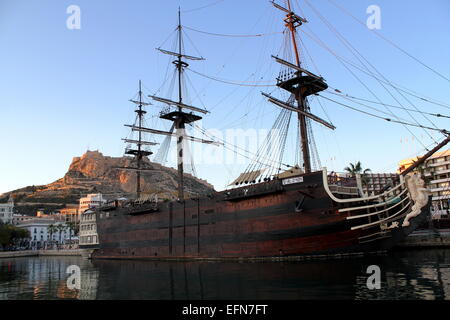 Nuestra Señora De La Santísima Trinidad, eine Replik einer alten spanischen Galeone am Hafen Alicante Spanien Stockfoto