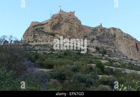 Letzten Licht des Tages am Berg Benacantil mit dem Verbot die Burg Santa Bárbara in Alicante, Valencia, Spanien Stockfoto