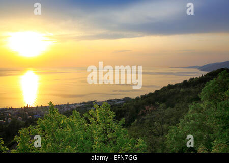 Blick auf den Sonnenuntergang von Gagra und Schwarzes Meer, Abchasien (Georgien) Stockfoto