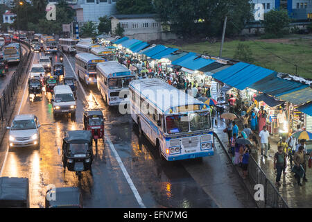 Bei Sonnenuntergang, Dämmerung, alte Ashok Leyland Busse und Autos in der Nähe von Bahnhof im Zentrum von Colombo, Sri Lanka, Südasien, Asien Stockfoto