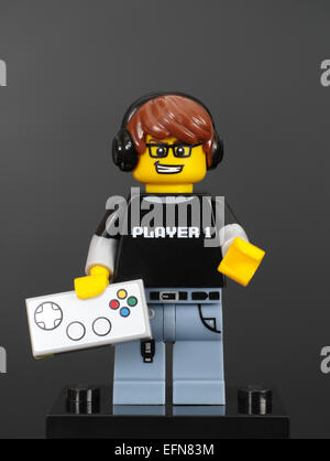 Tambow, Russische Föderation - 7. Februar 2015 Lego-Videospiel-Guy Minifigur (Spieler 1) mit Gamepad auf schwarzem Hintergrund. Stockfoto