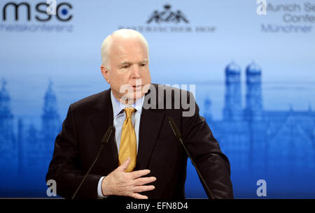 München, Deutschland. 8. Februar 2015. US-Senator John McCain spricht auf der 51. Sicherheitskonferenz in im Bayerischer Hof Hotel in München, Deutschland, 8. Februar 2015. Dutzende von Staats- und Regierungschefs, darunter Außen- und Verteidigungspolitik Minister für die Sicherheitskonferenz gesammelt. Foto: ANDREAS GEBERT/Dpa/Alamy Live-Nachrichten Stockfoto