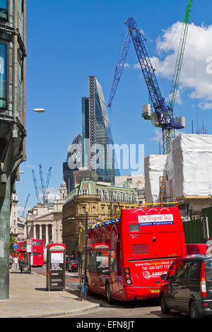 Verkehr an der Queen Victoria Street geht Bloomberg Platz Baustelle in der City of London. Stockfoto