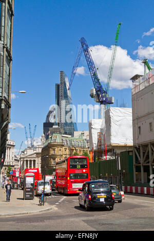 Verkehr an der Queen Victoria Street geht Bloomberg Platz Baustelle in der City of London. Stockfoto