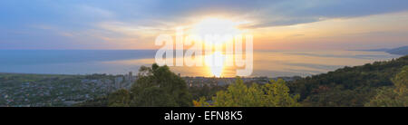 Blick auf den Sonnenuntergang von Gagra und Schwarzes Meer, Abchasien (Georgien) Stockfoto