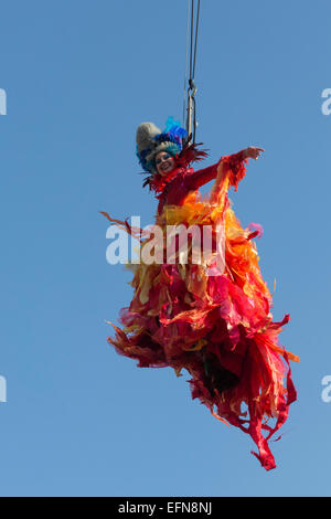 Venedig, Italien. 8. Februar 2015. Volo Dell ' Angelo, Flug des Engels. Venezianische Marianna Serena, der Gewinner der 2014 Feste Delle Marie, fliegt nach unten vom Markusplatz Glockenturm (Campanile) in Markusplatz entfernt. Eine traditionelle Karneval in Venedig-Veranstaltung zu Ehren des Dogen, die ihr auf der Bühne begrüßt. Carnivalpix/Alamy Live-Nachrichten Stockfoto