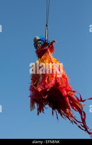 Venedig, Italien. 8. Februar 2015. Volo Dell ' Angelo, Flug des Engels. Venezianische Marianna Serena, der Gewinner der 2014 Feste Delle Marie, fliegt nach unten vom Markusplatz Glockenturm (Campanile) in Markusplatz entfernt. Eine traditionelle Karneval in Venedig-Veranstaltung zu Ehren des Dogen, die ihr auf der Bühne begrüßt. Carnivalpix/Alamy Live-Nachrichten Stockfoto