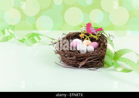 Osternest mit Eiern vor grünem Hintergrund dekoriert Stockfoto