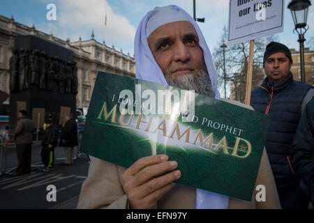 London, UK. 8. Februar 2015. Hunderte von Muslimen aus London und anderen Städten in Großbritannien kam Downing Street heute gegen Nachdruck der Karikatur des Heiligen Propheten Muhammad zu protestieren. Bilder des Propheten Muhammad sind aufgrund der zentrale Grundsatz im Islam verboten, dass Muhammad ein Mann, kein Gott war, und dass porträtiert ihn könnte ein Mensch anstelle von Allah zu verehren. Bildnachweis: ZUMA Press, Inc./Alamy Live-Nachrichten Stockfoto