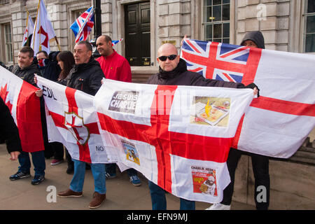 London, 8. Februar 2015. Muslime zeigen außen Downing Street "zu denunzieren die unzivilisierten Expressionisten Nachdruck von der Comic-Bild des Heiligen Propheten Muhammad". Bild: Eine Handvoll KostenzählerProtestierendern aus der English Defence League sammeln gegenüber der Haupt-Website des Protestes auf Richmond Terrasse. Bildnachweis: Paul Davey/Alamy Live-Nachrichten Stockfoto