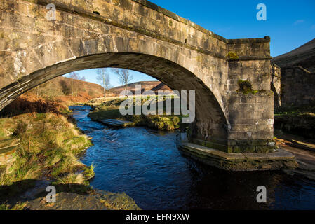 Lastesel Brücke bei rutschigen Steinen im oberen Derwent Valley, Peak DIstrict an einem sonnigen Herbsttag. Stockfoto