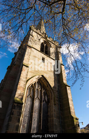 Der Turm der St. Michaels und All Saints Church, Hathersage, Derbyshire mit blauen Himmel blickte. Stockfoto