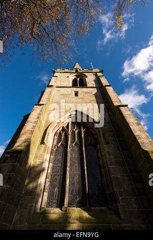 Der Turm der St. Michaels und All Saints Church, Hathersage, Derbyshire mit blauen Himmel blickte. Stockfoto