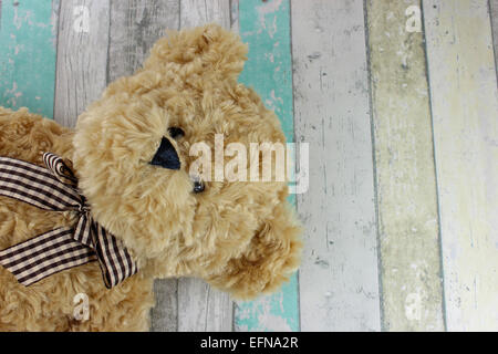 Niedliche Teddybären auf einem notleidenden Holz Hintergrund. Stockfoto