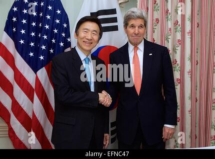 US-Außenminister John Kerry grüßt Republik von Korea Außenminister Yun Byung-Se am Rande der Münchner Sicherheitskonferenz 7. Februar 2015 in München. Stockfoto