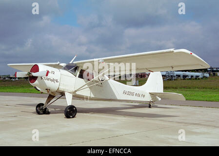 Leichte Mehrzweck Flugzeugen Jakowlew Jak - 12M auf dem Flugplatz Stockfoto