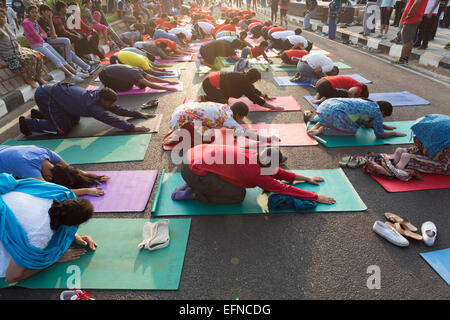 Hyderabad, Indien, 8. Februar 2015. Bewohner an glücklich Straßen, eine Veranstaltung, die Times of India an der Halskette Road auf Sonntag, 8. Februar 2015 in Hyderabad, India.Part der Straße wurde für Fahrzeuge ab 06:00 geschlossen, bis 9.30 Uhr, in dem Kinder und Erwachsene in verschiedenen lustigen teilgenommen Aktivitäten wie gehen, laufen, Musik hören, tanzen, Radfahren etc.. Die Veranstaltung findet am Sonntag ab 8. Februar 2015 Credit: Sanjay Borra/Alamy Live News Stockfoto