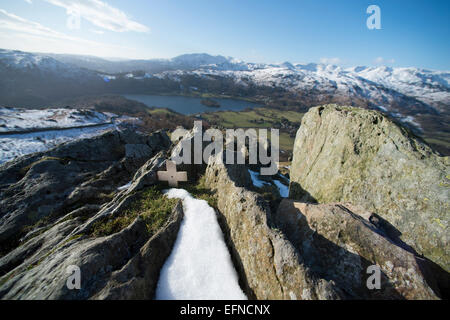 Ein Gedenkkreuz platzierten hoch auf die Seenplatte Fells im Gedenken an die Kriegstoten. Stockfoto
