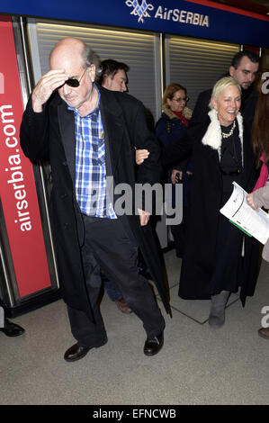 Berlin, Deutschland. 7. Februar 2015. Regisseur Terrence Malick und seine Frau Alexandra Wallace kommen am Flughafen Tegel für den 65. Berlin International Film Festival/Berlinale 2015 am 7. Februar 2015. Bildnachweis: Dpa picture Alliance/Alamy Live News Stockfoto