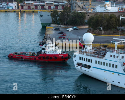 Athen, Griechenland Hafen Schlepper Kreuzfahrtschiff Stockfoto