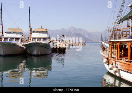 Boote im Hafen von Antalya Stockfoto