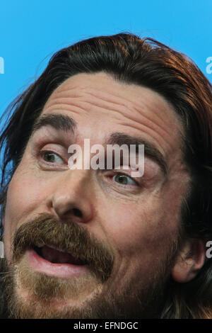 Berlin, Deutschland. 8. Februar 2015. Christian Bale besucht eine Pressekonferenz zur Förderung der Film "Ritter der Tassen" bei der 65. Internationalen Filmfestspiele Berlinale in Berlin, Deutschland, am 8. Februar 2015. Bildnachweis: Zhang Fan/Xinhua/Alamy Live-Nachrichten Stockfoto