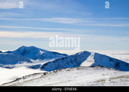 Mt Snowdon und Y Garn Gipfeln über niedrige Wolken verursacht durch Inversionswetterlage in Tälern von Stift Yr Ole Wen gesehen. Snowdonia-Wales Stockfoto